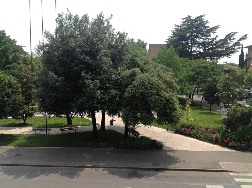 Ai Giardini Rooms -Vicino Ospedale Borgo Trento E Centro Storico เวโรนา ภายนอก รูปภาพ